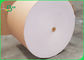 Superficie lisa de Woodfree de la blancura del 92% del rollo de papel enorme sin recubrimiento del papel 60GSM 70GSM