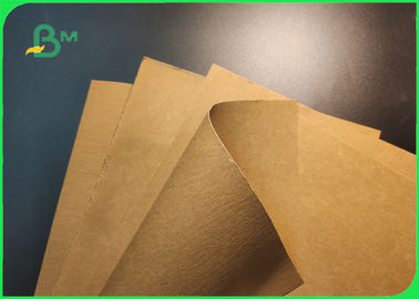 Eco - papel de Kraft lavable del color amistoso de 0.55m m 0.7m m para la resistencia de rasgón de la cartera