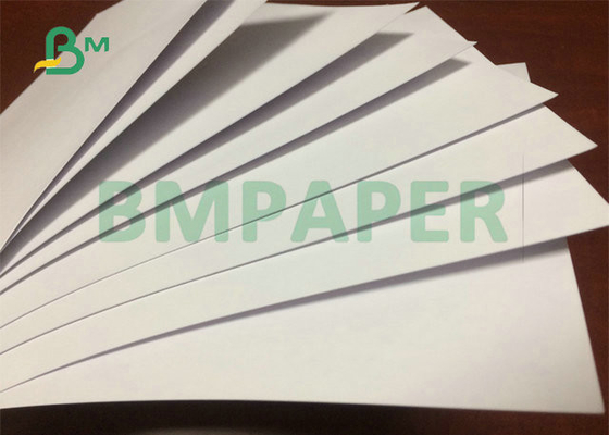 Alto papel del carrete 280gsm 300gsm Bluecore C2S de la anchura de la blancura los 71cm los 72cm para los naipes