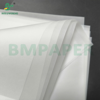 Esbozo de papel de rastreo en rollo blanco y coloreado para dibujar rastros y coser
