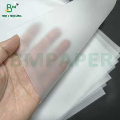 Esbozo de papel de rastreo en rollo blanco y coloreado para dibujar rastros y coser