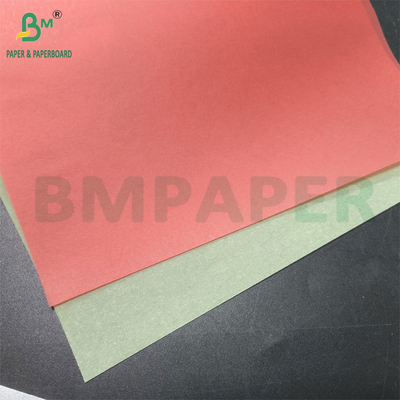 Esbozo de papel de rastreo en rollo blanco y coloreado para dibujar rastros y coser