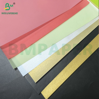 Esbozo de papel de rastreo en rollo blanco y coloreado para dibujar rastros y coser