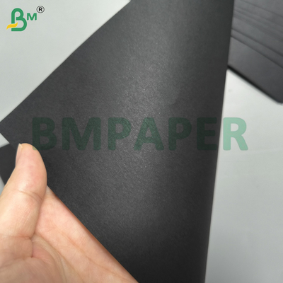 Papel de embalaje Kraft de color negro de 75 gramos Superficie lisa y mate