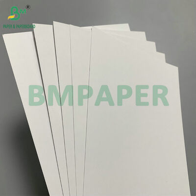 Cartulina de alta calidad, lisa e impermeable, con núcleo azul de 310 g/m² para cartas de póker