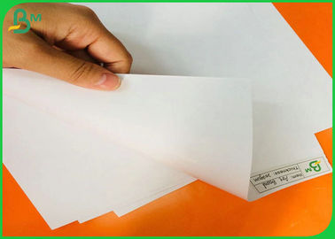 Papel revestido de color blanco brillante para hacer papel de envoltura de regalos