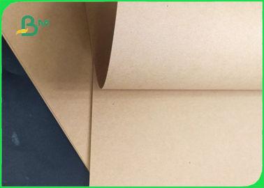 250 / 300 / 300gm Buena resistencia de la superficie Rollo de papel Kraft brillante para el embalaje