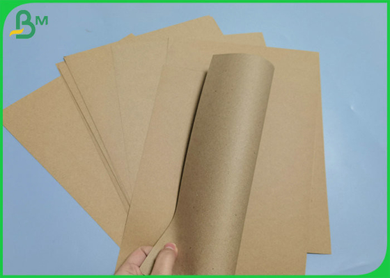 El rollo enorme reciclado reduce el papel medio sin blanquear de 125gsm a pulpa 160gsm Kraft Testliner