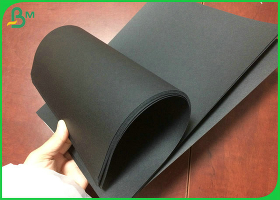 Modifique a la Virgen del tamaño para requisitos particulares que la madera reduce el rollo del papel a pulpa de Kraft del negro de 300GSM 350GSM para la caja rígida